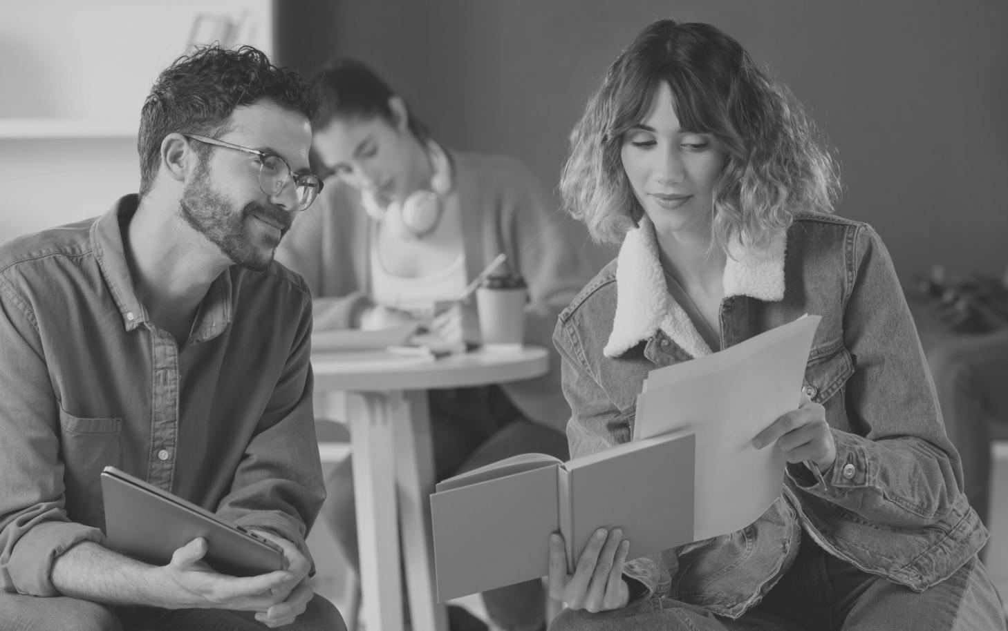 Estudiantes trabajando con análisis financiero